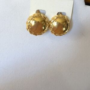 Vintage TRIFARI goldtone clip earrings